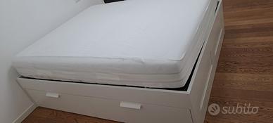 Letto bianco contenitore