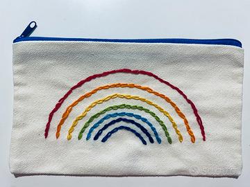 Pochette ricamata a mano arcobaleno nuova