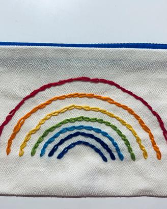 Pochette ricamata a mano arcobaleno nuova