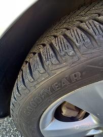 Pneumatici Goodyear UltraGrip 225/50 R17 98H