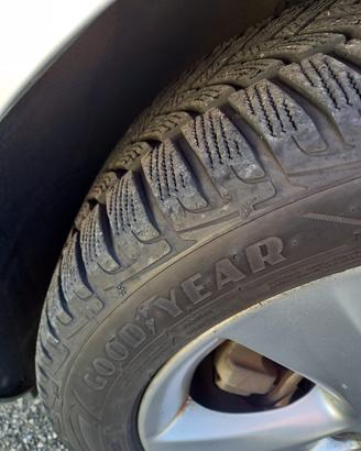 Pneumatici Goodyear UltraGrip 225/50 R17 98H