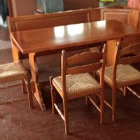 Cassapanca e tavolo con sedie 