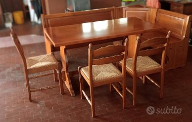 Cassapanca e tavolo con sedie 