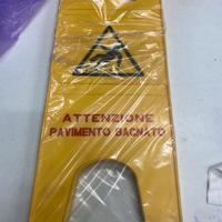Cartello pavimento bagnato