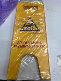 Cartello pavimento bagnato