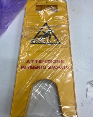 Cartello pavimento bagnato