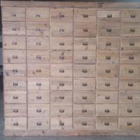 cassettiera in legno vecchio con 54 cassetti