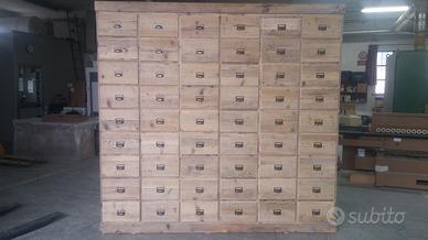 cassettiera in legno vecchio con 54 cassetti