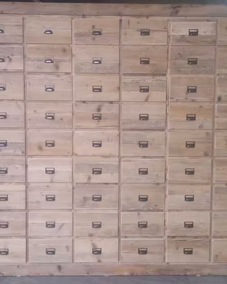cassettiera in legno vecchio con 54 cassetti