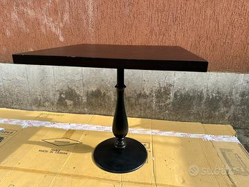 Tavolo in legno con base metallica
