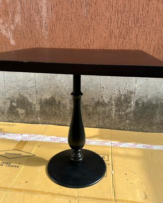 Tavolo in legno con base metallica