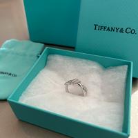Anello stile tiffany & Co. Con finitura elegante