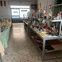 Negozio chiude a svende tutto, vestiti e scaffali