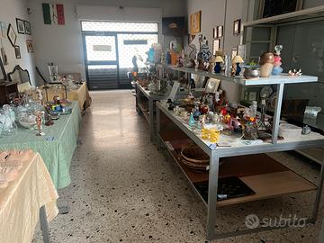 Negozio chiude a svende tutto, vestiti e scaffali