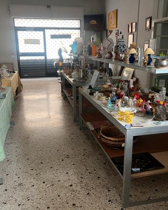 Negozio chiude a svende tutto, vestiti e scaffali