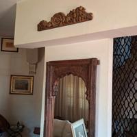 specchio grande con cornice etnica in legno 