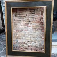 Grande cornice in legno con finitura verde