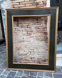 Grande cornice in legno con finitura verde