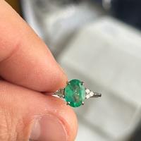 Anello con smeraldo e diamanti