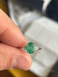 Anello con smeraldo e diamanti