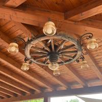 N.2 Lampadari a forma di ruota di carro originali