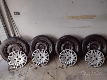 Quattro ruote con copricerchi originali Lancia