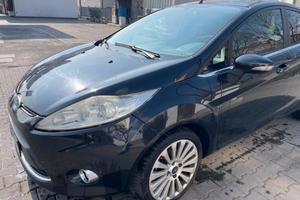 Ford Fiesta 1.4 TDCi Titanium adatta a neopatentat