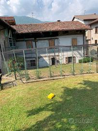 Rustico con terreno in piccolo borgo