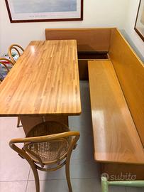 Tavolo legno massello con panca angolare e 3 sedie