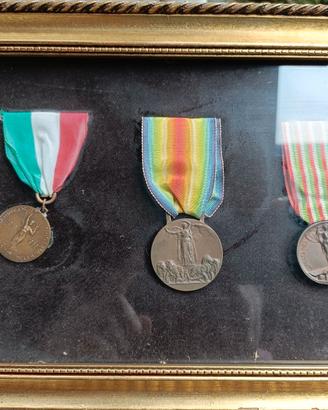 Tris di medaglie militari