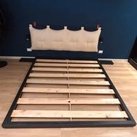 Letto giapponese con testiera e comodini