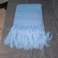 Scialle in lana all'uncinetto celeste