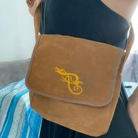 Borsa in camoscio con ricamo giallo – stile boho/f