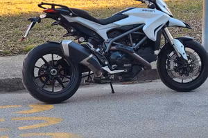 moto Ducati Hyperstrada 821
