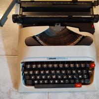 Macchina da scrivere Olivetti lettera 12
