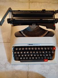 Macchina da scrivere Olivetti lettera 12