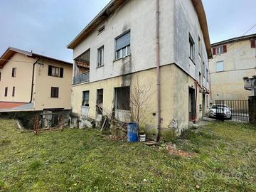 Palazzo / Stabile di 450 m² con più di 5 locali a 
