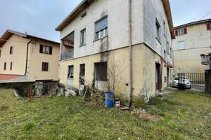 Palazzo / Stabile di 450 m² con più di 5 locali a 