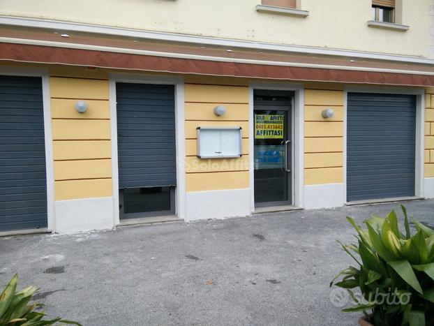 Locale in via Callisto Cosulich 4 vetrine