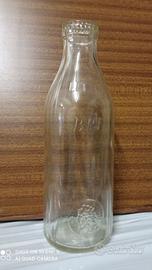 Bottiglie del  latte BRF vintage da 1 litro