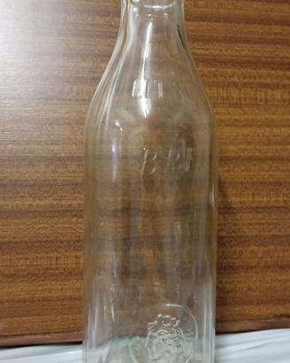 Bottiglie del  latte BRF vintage da 1 litro