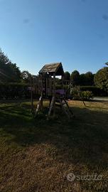 Casetta in legno con scivolo