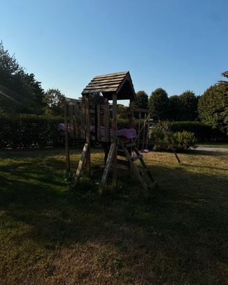 Casetta in legno con scivolo