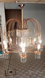Antico lampadario in ottone con gocce di cristallo