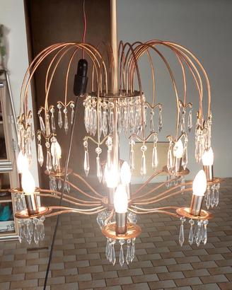 Antico lampadario in ottone con gocce di cristallo