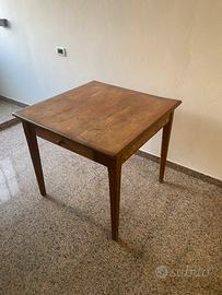 Tavolo in legno massello con cassetto