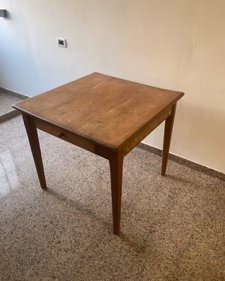Tavolo in legno massello con cassetto