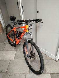 bicicletta mountain bike.