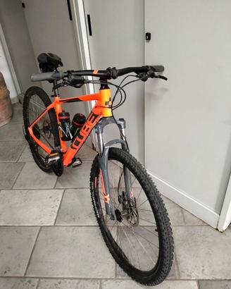 bicicletta mountain bike.