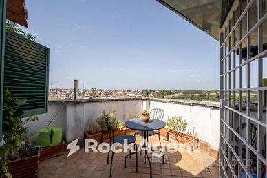 SUPERATTICO CON VISTA PANORAMICA SU VILLA PAMPHILI